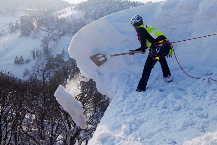 Soccorso Alpino uomo spala neve tetto Marche